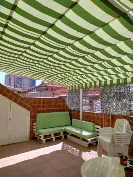 Pérgola pared portería en ático de Madrid