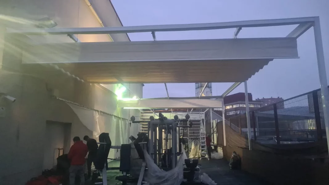 instalación de pergola motorizada toldos velazquez